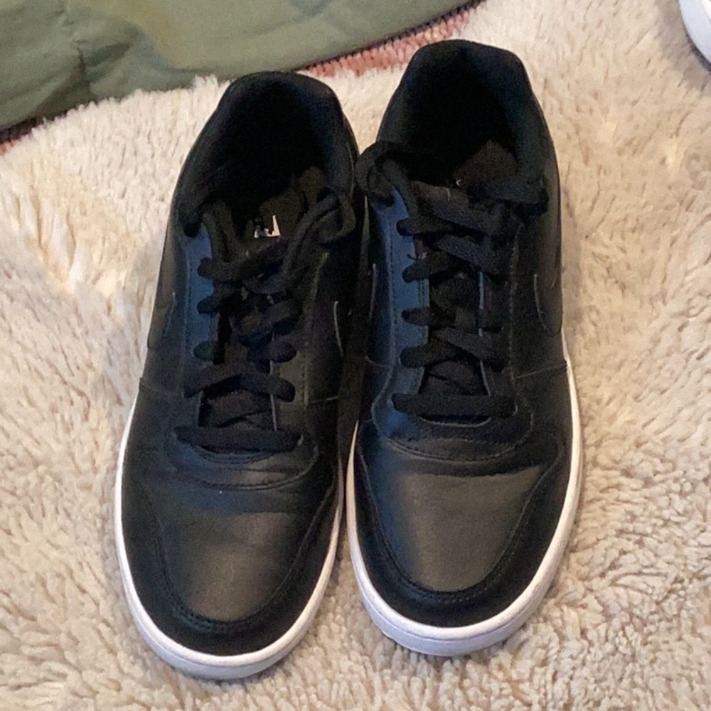 EUC Nike Ebernon